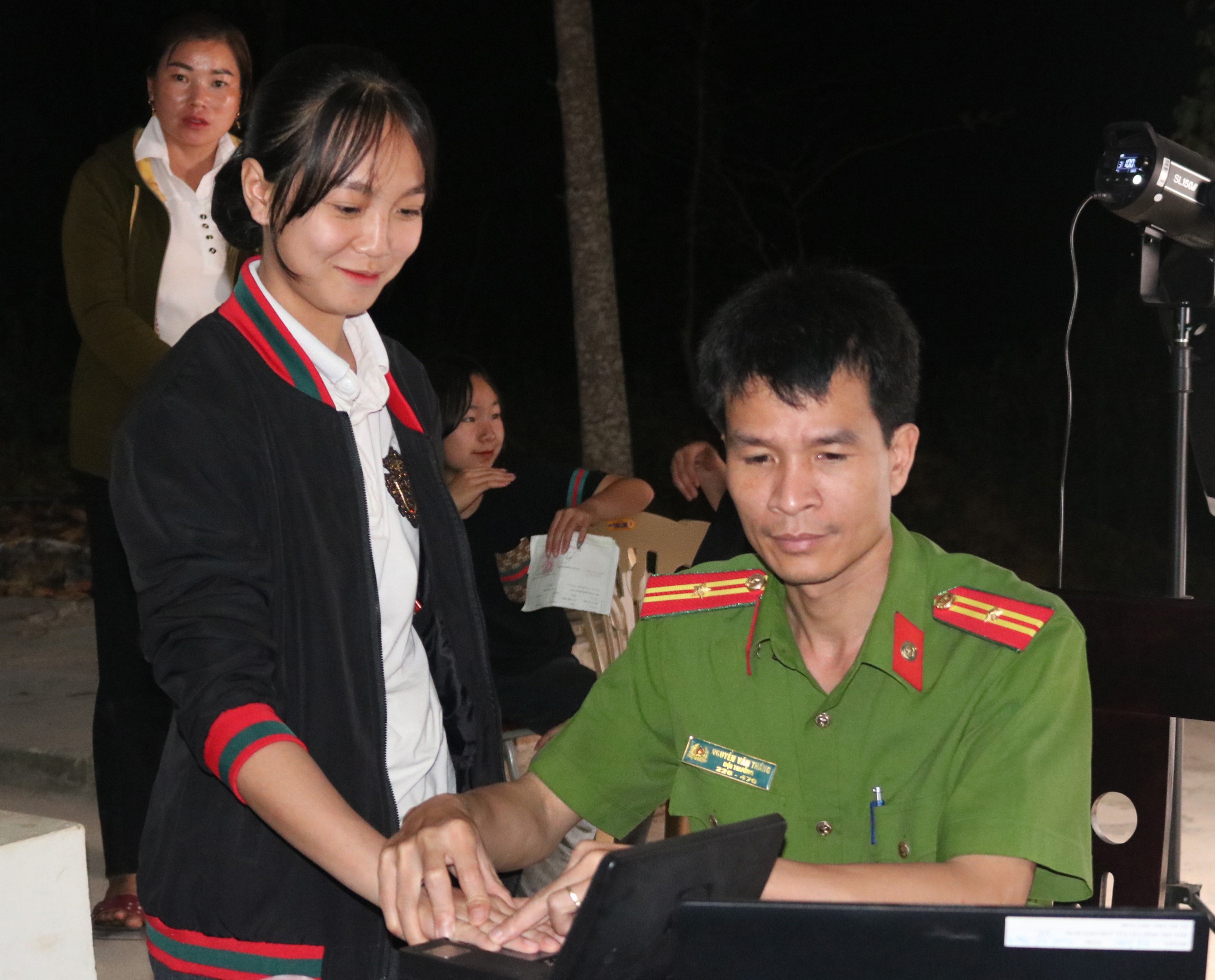 Nghệ An: Xuyên đêm cấp căn cước công dân